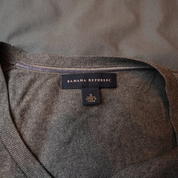 Brand: Banana Republic Gray Pullover - Picture 2 of 4